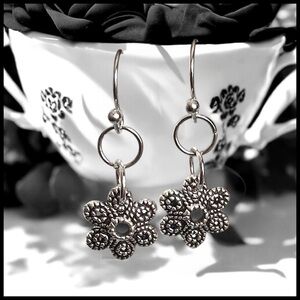 5 For $25💫Alternative Silver Daisy Earrings